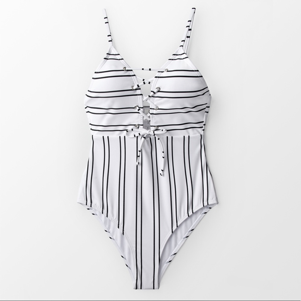 ☀️🆕☀️Black and white lace up one piece swimsuit - Picture 4 of 6